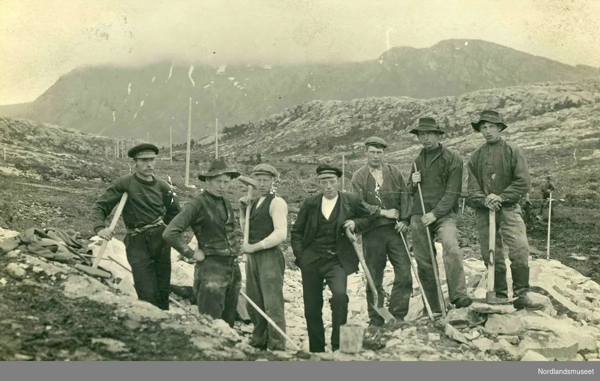 Veiarbeid mellom Lund og Sørskot i Leiranger.
Personene på bildet er fra venstre: Henrik Lind Johansen (f. 1883) fra Saursfjord, Albert Sund, Henrik Sund, Sigurd Lie (f. 1889), Sverdrup Marhaug, Ragnvald Bjerk og Karl Kristensen.