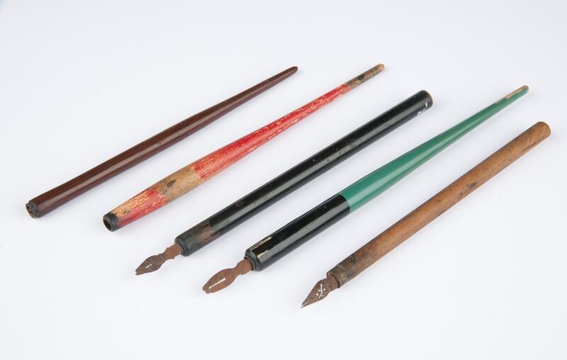 Fem gamle penner i ulike farger (Foto/Photo)