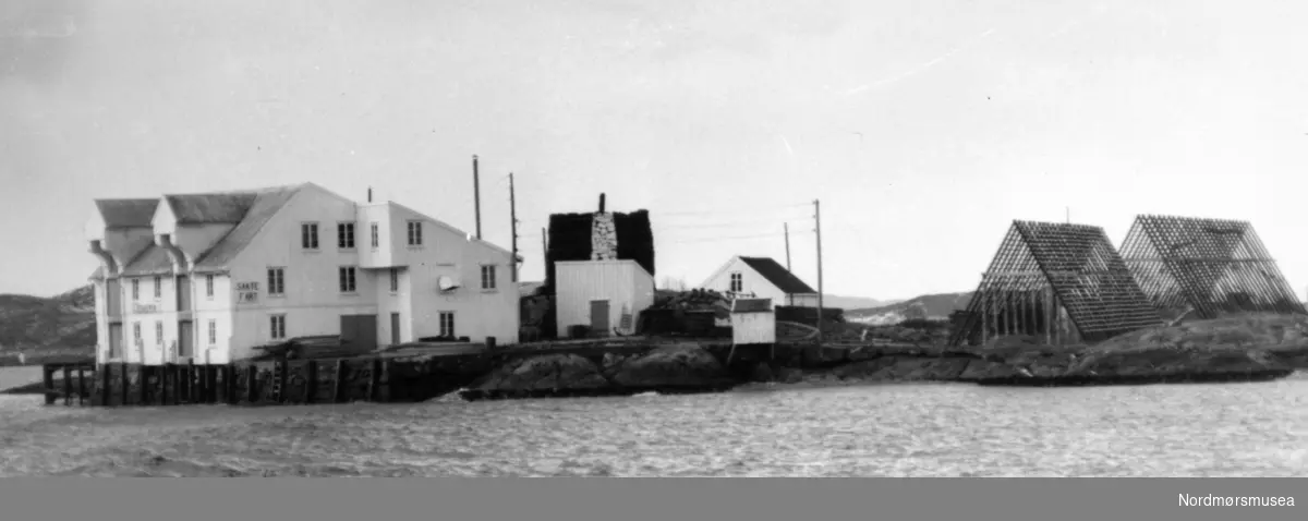 Håholmen. Det verneverdige fiskeværet Håholmen i Averøy har vært møtested, havn, hjem og arbeidsplass for fiskere, sjøfolk, kremmere og farmenn i mange hundre år. Håholmen har vært klippfiskvær siden begynnelsen av 1700-tallet. - Bildet er fra avisa Tidens Krav sitt arkiv i tidsrommet 1970-1994. Nå i Nordmøre museums fotosamling.