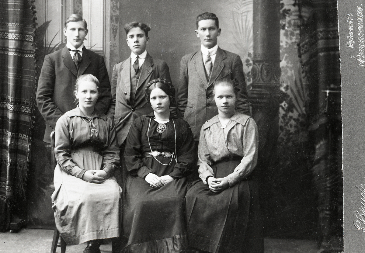 6 ungdomar i fotoatelier, dei gjekk på Sagavoll kring 1920.  Framme f. v Anne Lyngstad, Kjersti Sisjord og Gudrun Nordbø.  Bak f.v Tor Bergland, Johannes Steinsrud (nes) og ein kar frå Garvik.