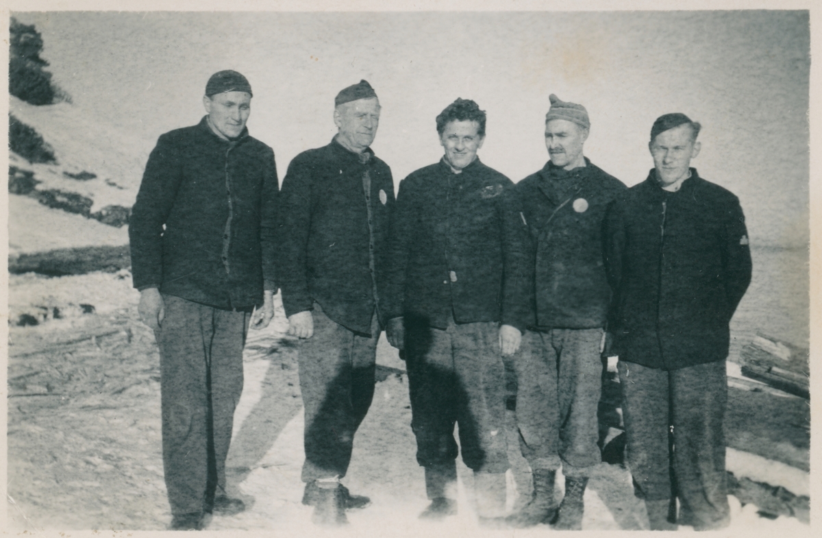 Fem falstadfanger på utearbeid vinteren 1943-44. Fra venstre står Hjalmar Nilsen (f. 1908, Saltdal), Rudolf Ræder (f. 1881, Trondheim), Reidar Bredesen (f. 1920, Saltdal), Arne Kristensen (Renhagen) (f. 1896, Mo i Rana) og Ole Martin Ellingsen (f. 1922, Meløy). Bildet er tatt da disse fem og Theodor Bredesen utførte reparasjonsarbeid på Falstadberget kai (ca. 1,5 km nord for Falstad fangeleir). Fotograf er Rudolf Ræders kone. Bildet må være tatt en gang mellom 10. november 1943 og 21. mars 1944.