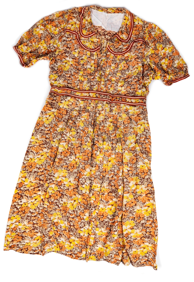 Blommig klänning. Togs med på flykt från Nargö, Estland till Sverige år 1943. 
