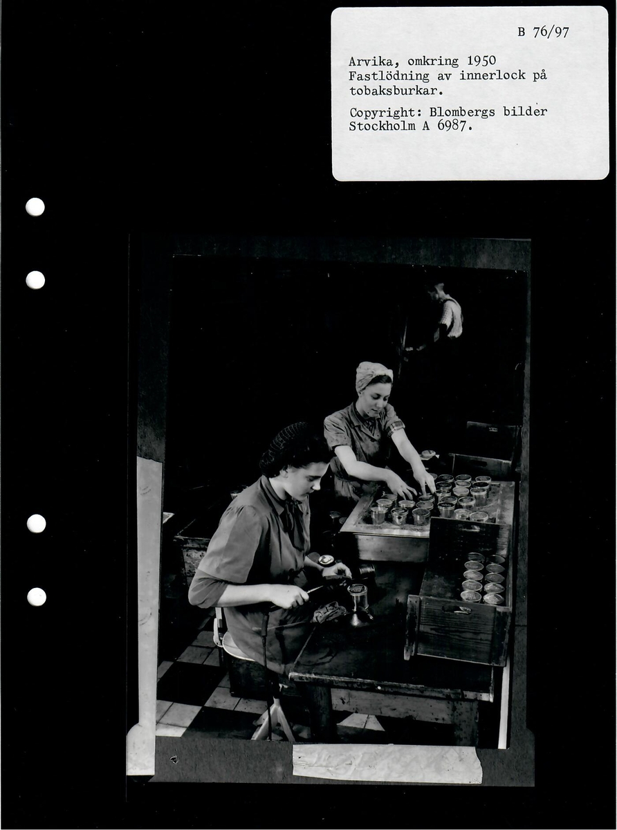 Arvika fabriken, omkring 1950, Fastlödning av innerlock på tobaksburkar.