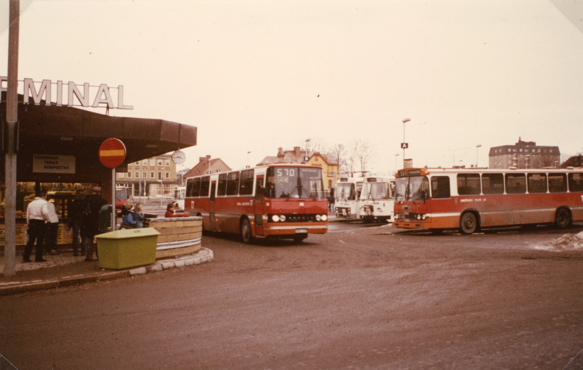 Bussterminalen på Magasinstorget, Linköping. Buss 570 lämnar terminalen. 
Bussen har inv. nr. 195, reg.nr. FGN 910, fabr. Volvo AJ B 10M, årsm. 1981, Ch.nr. 002253, S:a passag. 76.