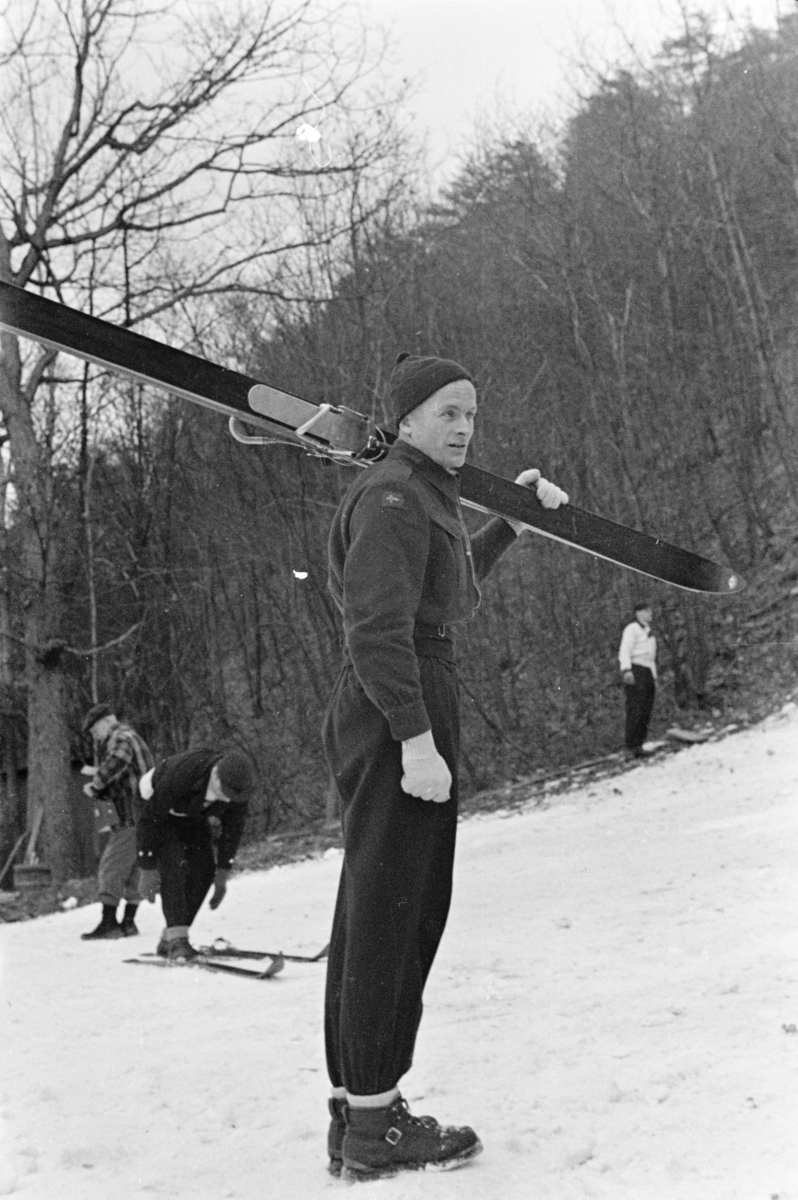 Skihopper med ski på skulderen