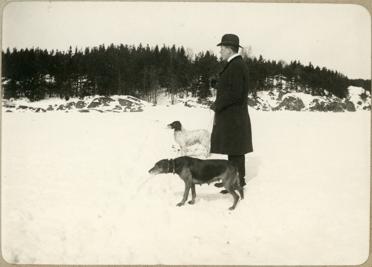 Vänersborg. Richard Nyström med hundar