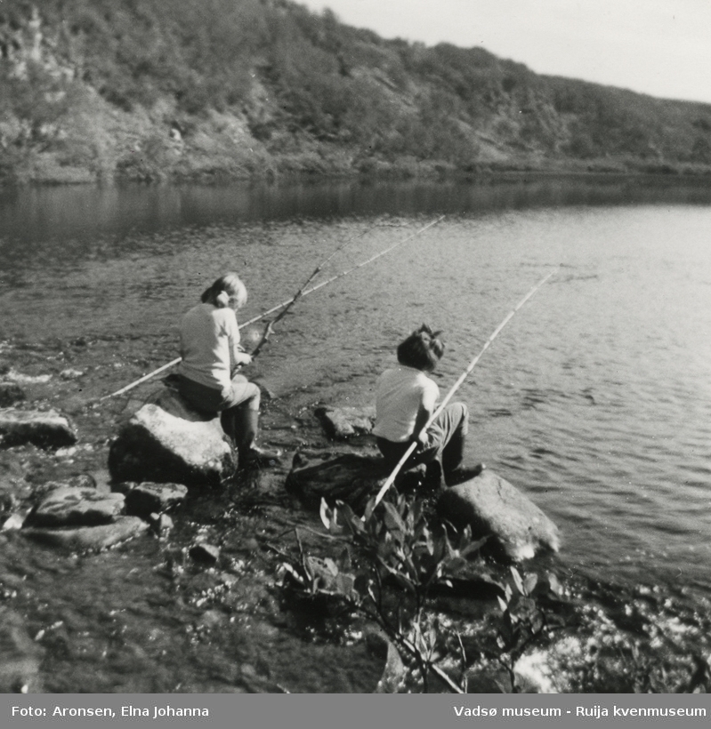 Liv-Erna og Joronn Aronsen fisker etter ørret i Tomaselv. På hyttetur på hytta ved Tomaselv, Vadsø kommune, ca 1970.