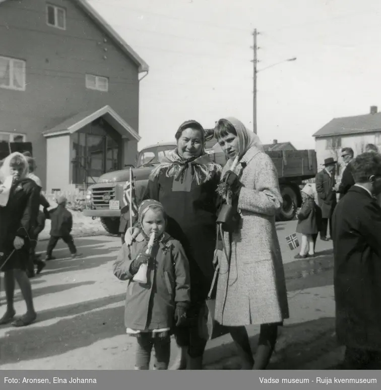 17.mai i Vadsø i 1967. Joronn Aronsen, mamma Elna Aronsen (antakelig i Tanakofte) og Ragnfrid Aronsen foran gamle trygdekontoret i Skolegata.