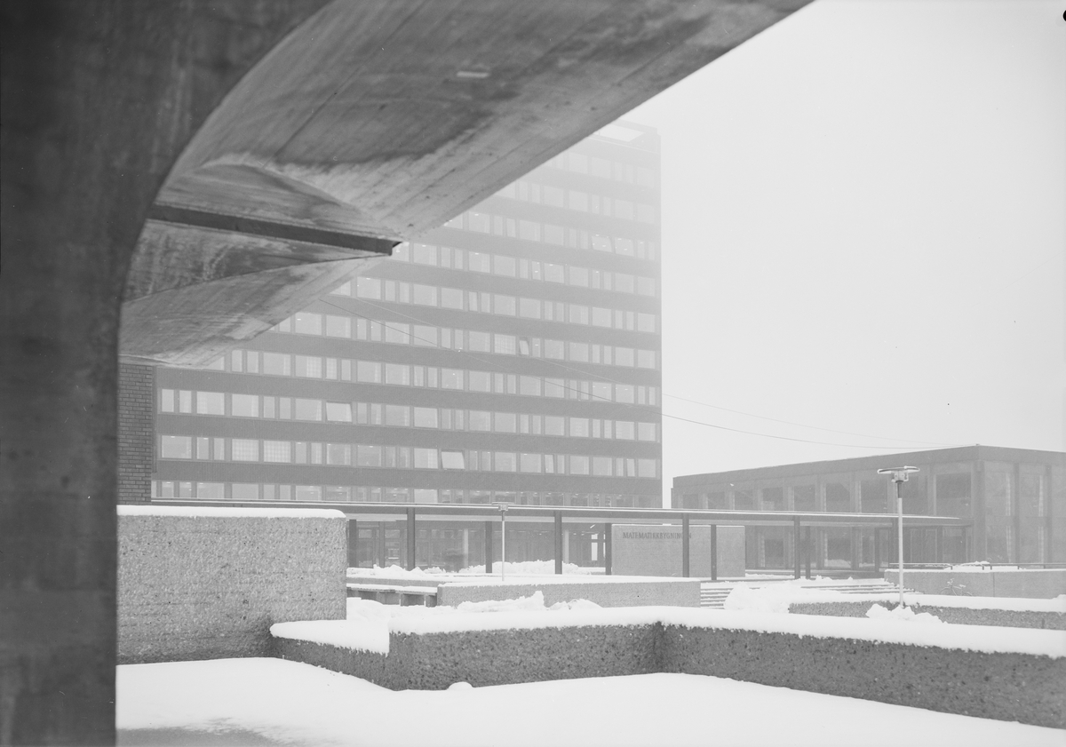 Arkitekturfoto av matematikkbygningen på Blindern, Universitetet i Oslo.
