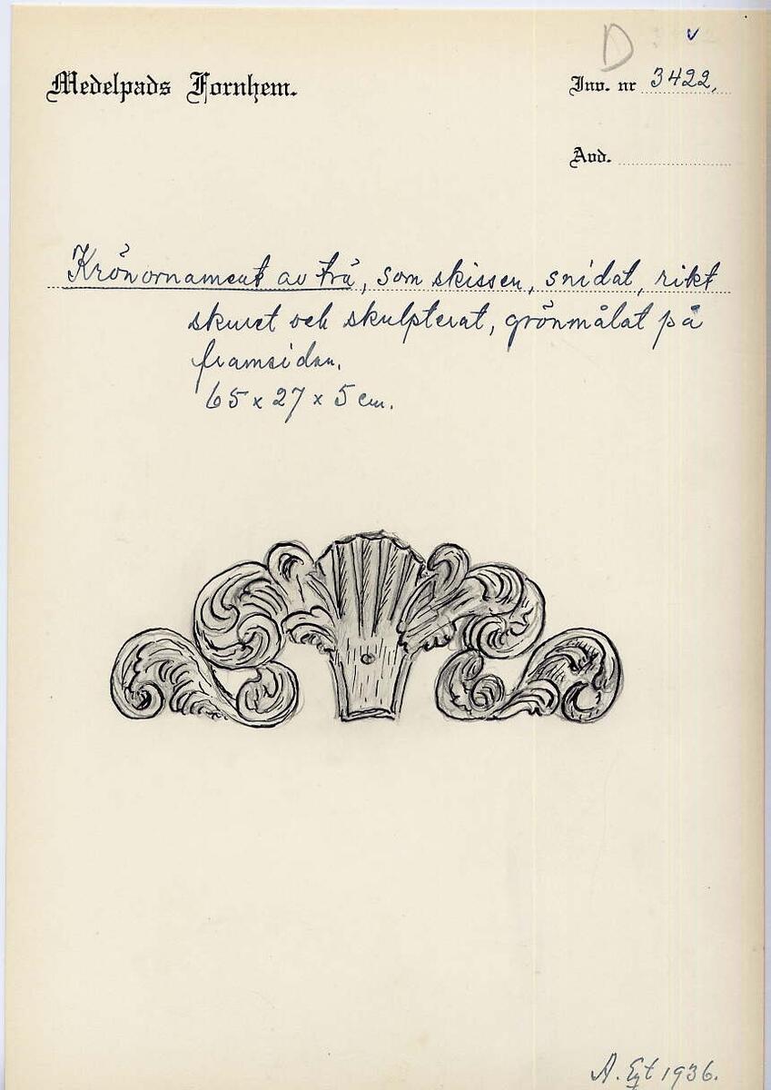 "Krönornament av trä, som skissen, rikt skulpterad och på framsidan grönmålat. - 65 x 27 x 5 cm." (skiss) (ur Lappkatalogen, Arvid Enqvist 1936)


