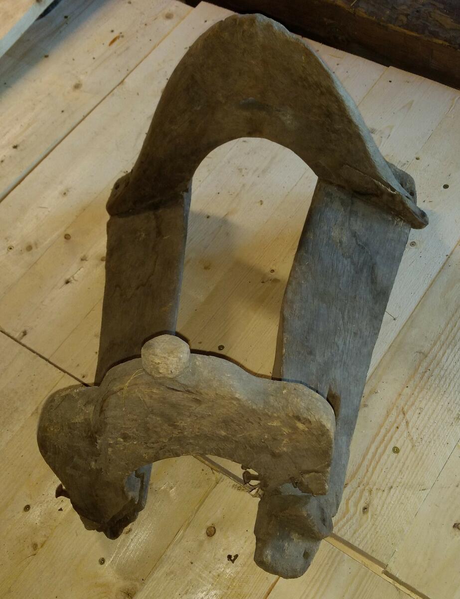 Enligt Inventarieboken I: "Klöfjesadel med bännare, märkt 1768 d. 5 juni M.O.S. farfar till gifvarens morfar." Gifvare "Hemmansäg. N.A. Bergman, Svedje, Njurunda."

(se MFF2859)

Anm: Klövjning (att klövja) är transport med packdjur som bär last på ryggen. Ofta används särskilda klövsadlar eller packväskor som hänger på båda sidor om djuret för jämn fördelning av vikten. Klövjning används särskilt i oländig terräng, där hjultransporter är omöjliga.
Källa: Wikipedia