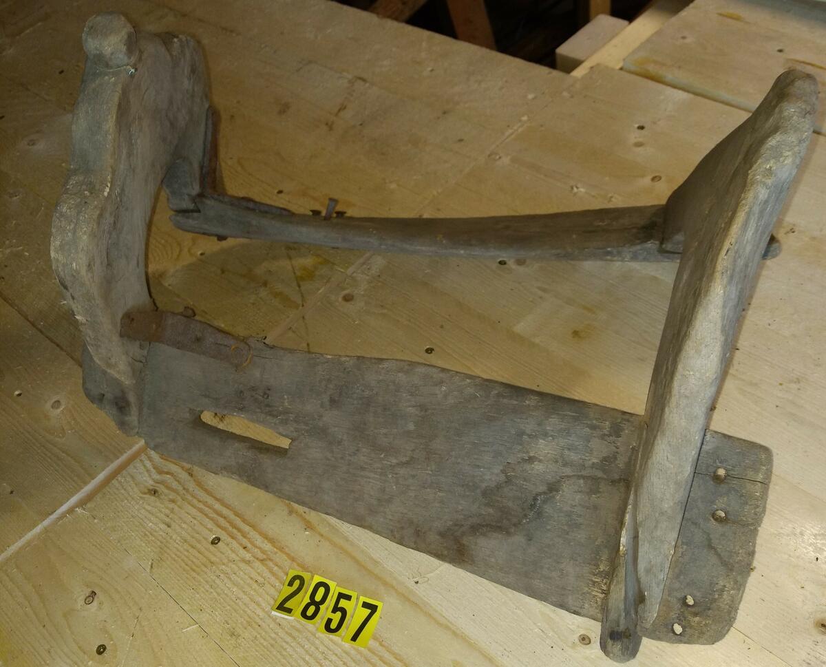Enligt Inventarieboken I: "Klöfjesadel med bännare, märkt 1768 d. 5 juni M.O.S. farfar till gifvarens morfar." Gifvare "Hemmansäg. N.A. Bergman, Svedje, Njurunda."

(se MFF2859)

Anm: Klövjning (att klövja) är transport med packdjur som bär last på ryggen. Ofta används särskilda klövsadlar eller packväskor som hänger på båda sidor om djuret för jämn fördelning av vikten. Klövjning används särskilt i oländig terräng, där hjultransporter är omöjliga.
Källa: Wikipedia