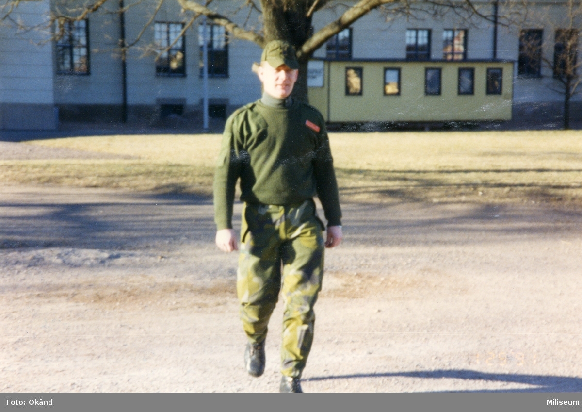 Infanteriets stridsskola. Kompanichef Tommy Karlsson visar haltanträdet.