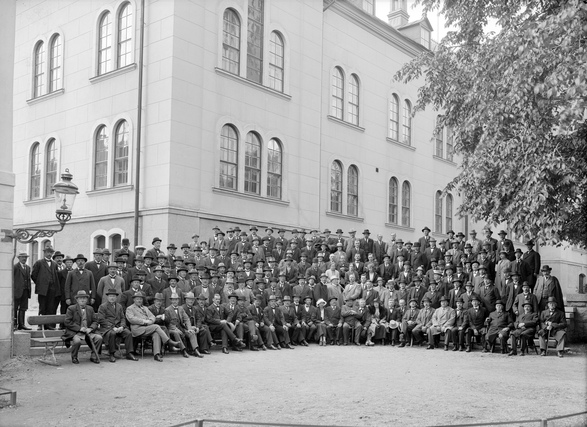 I slutet av juni 1923 samlades medlemmar av Nykterhetsfolkets Sjuk- och Begravningskassa i Linköping. I sammanhanmget höll man årsmöte i stadens stadshus. Här ser vi skaran inför fotografering vid nämnda byggnad.
