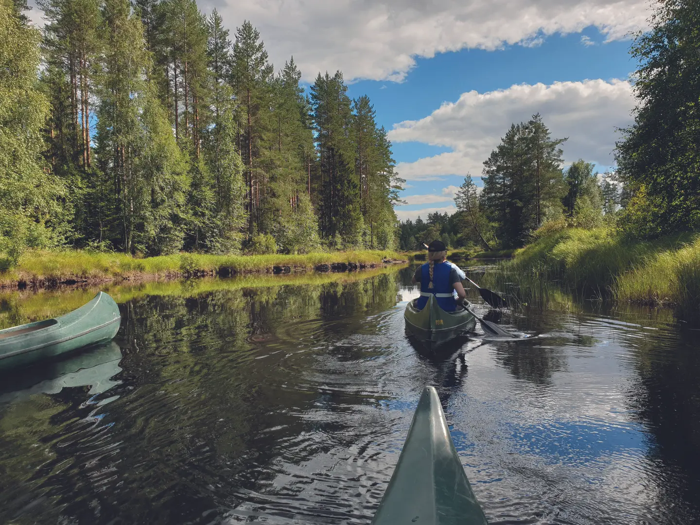 Kanopadling på Kynnavassdraget. Bildet viser flere kanoer på vannet.