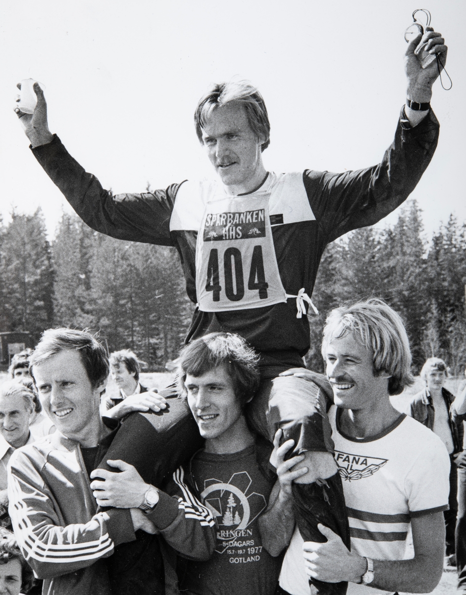 Sigurd Dæhli var med på å vinne Nordisk landskampstafett i Hedemora, Sverige i 1978. Her bæres Sigurd Dæhli på gullstol . Svein Jakobsen til venstre, Egil Johansen i midten og Jan Fjærestad til høyre.