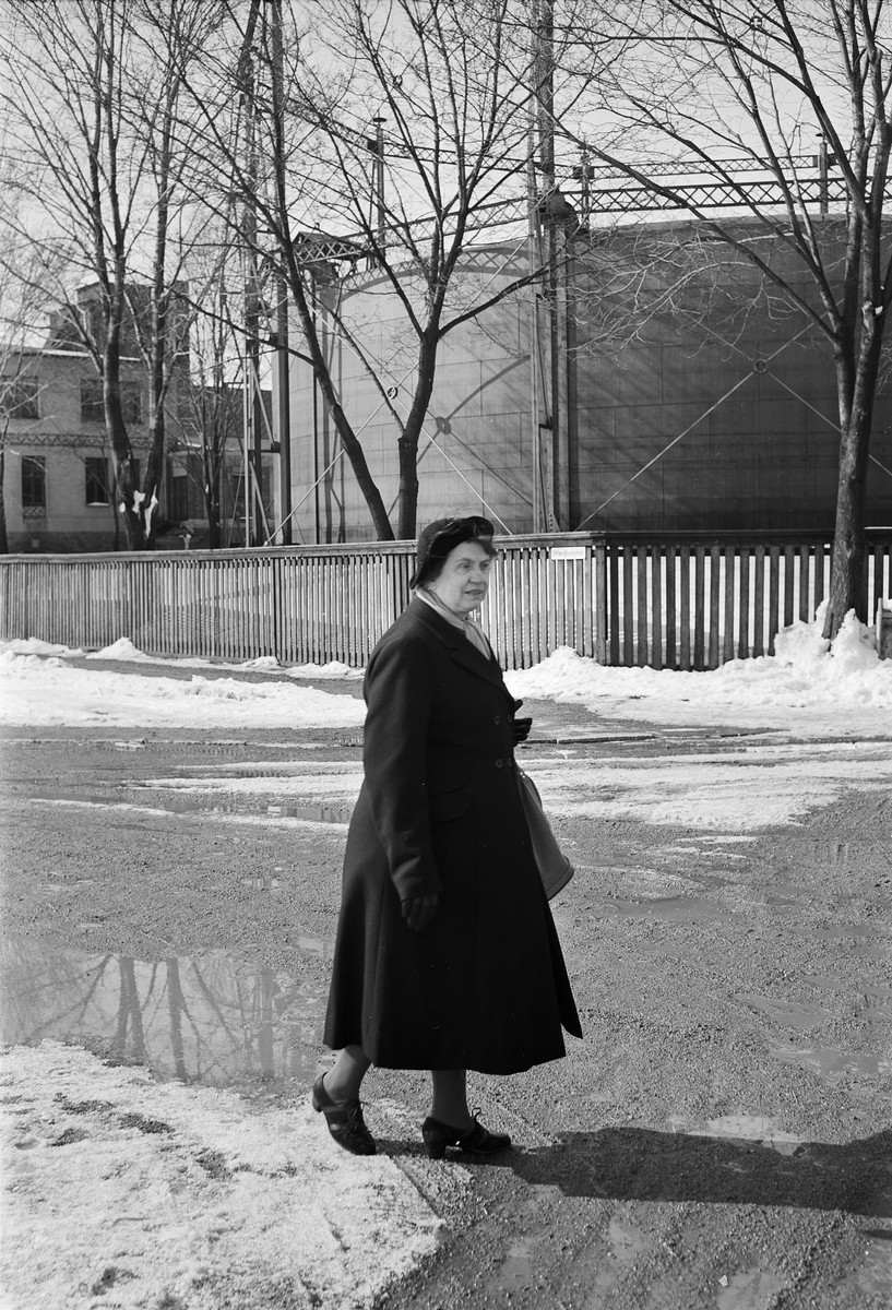 Kvinna i stadsmiljö, Strandbodgatan, Uppsala