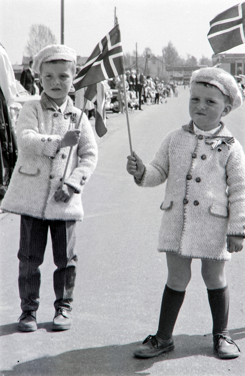 17. Mai feiring i Løten. Endre og Jørund Krogsrud med norske flagg.