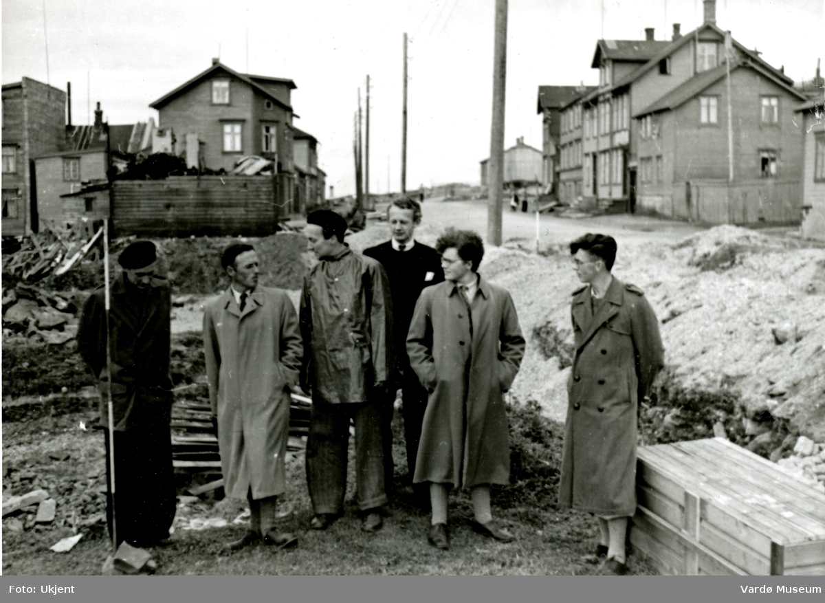Gjenreisningsarkitekt Trond Dancke med kolleger i Vardø, våren 1947 