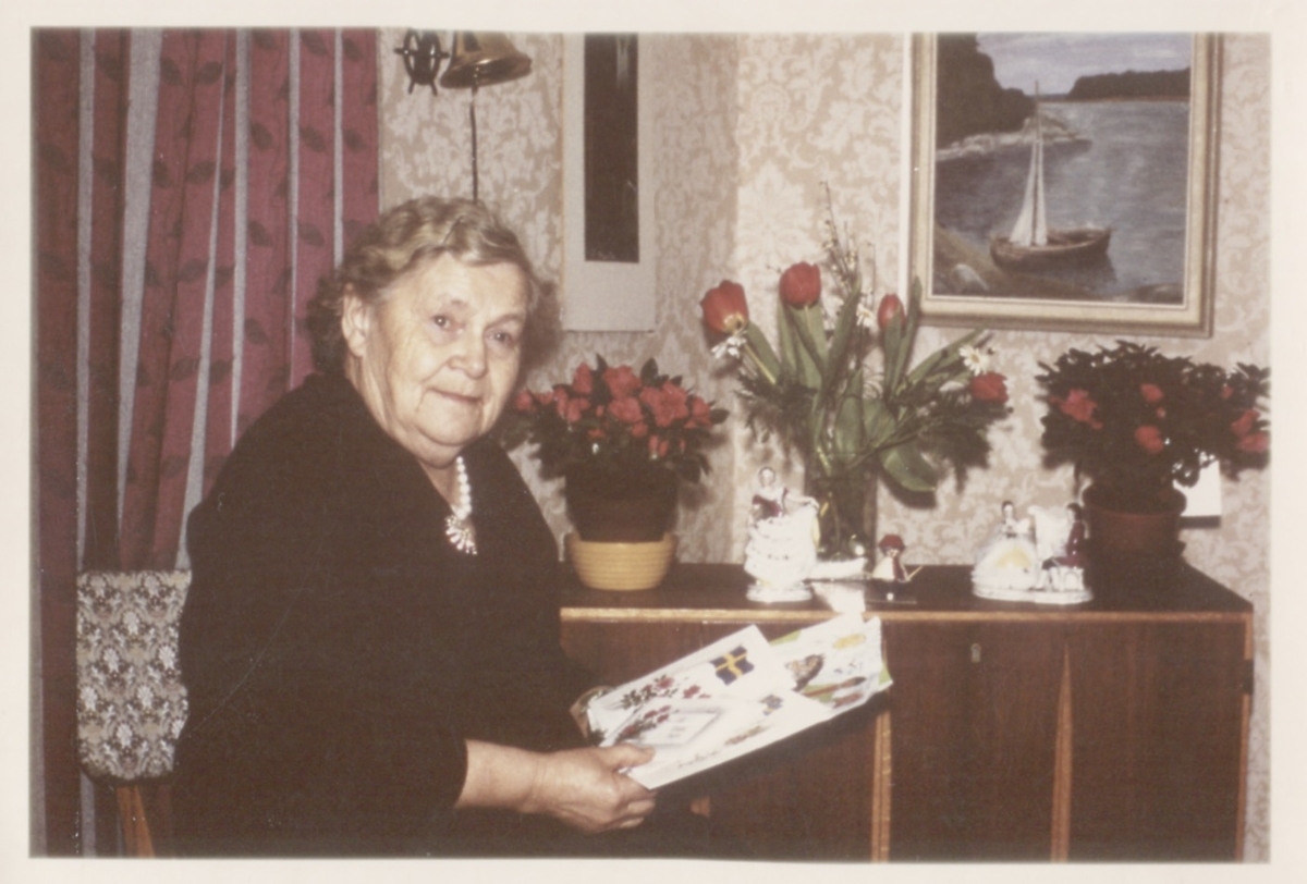 Svea* Gudiva Fredrika Johansson uppvaktas i sin lägenhet på Gamla Riksvägen 40 "Nybo" okänt årtal. Född 1892 i Heljered Västergård, död 1976. Arbetade som småskollärarinna i många år i Kållereds Missionskyrka.