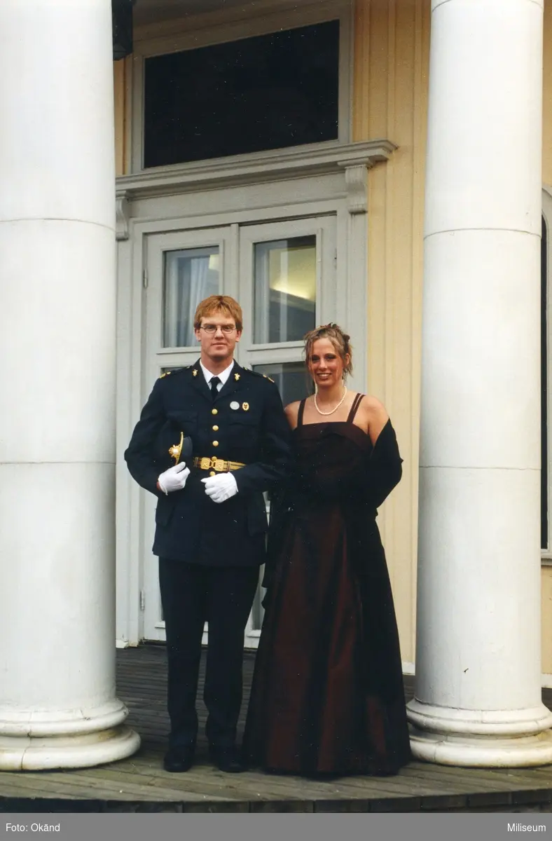 Kadett Gustav Cedervall och Sara Bergagård på trappan till Mäss Trianon.