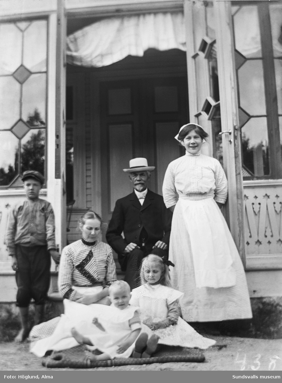Familjefoto framför en glasveranda med en äldre man, en kvinna och fyra barn i olika åldrar. På den andra bilden mannen, kvinnan och de två yngsta barnen i trädgården. Tredje bilden den äldsta flickan.