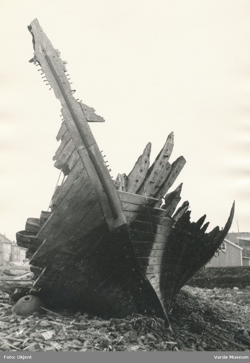 Vraket av M/K Uløy som lå mange år i molofjæra i Vestervågen, Vardø