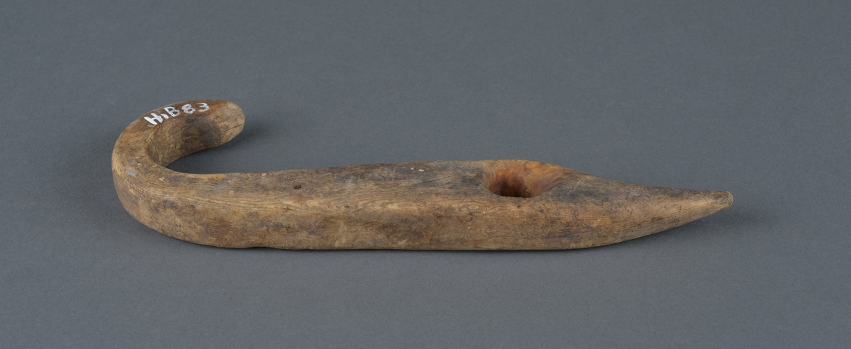Form: Trekrok med hull

Krok til bruk på gammelt vasstre (børtre).