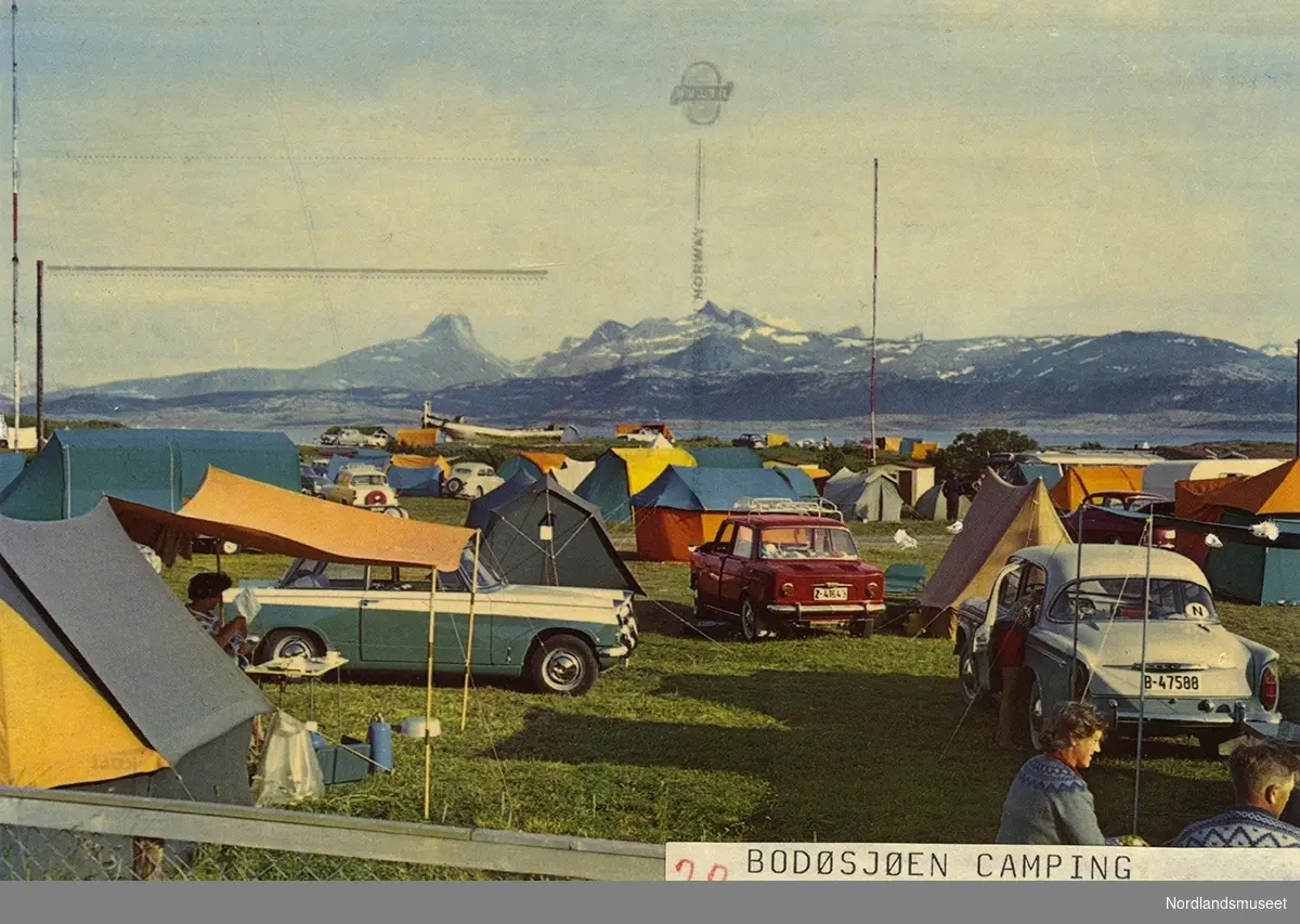 Prospektkort. Bodøsjøen Camping, Bodø. Børvasstindene i bakgrunnen.