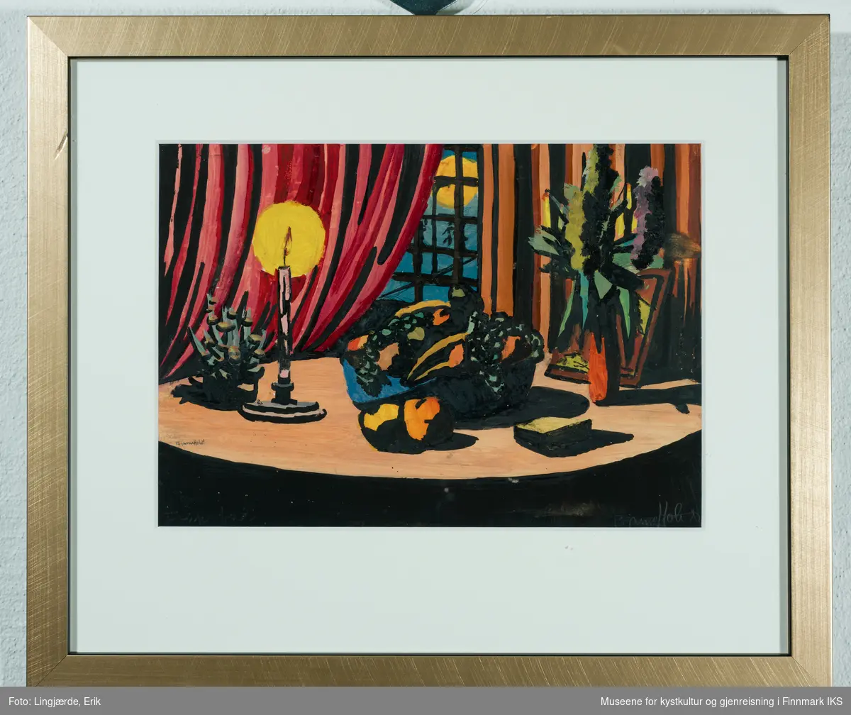 Et brennende stearinlys, et fat med forskjellige fruktsorter og flere andre gjenstander står på en bord. I bakgrunnen henger en rød gardin, som er litt åpen. I åpningen ser man månen gjennom vinduet.