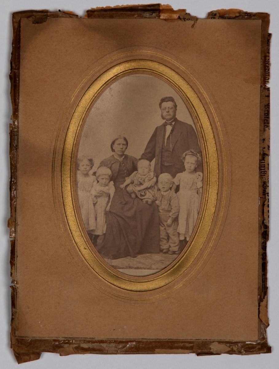 Portrett av fogd Müller med frue og de fem første barn.