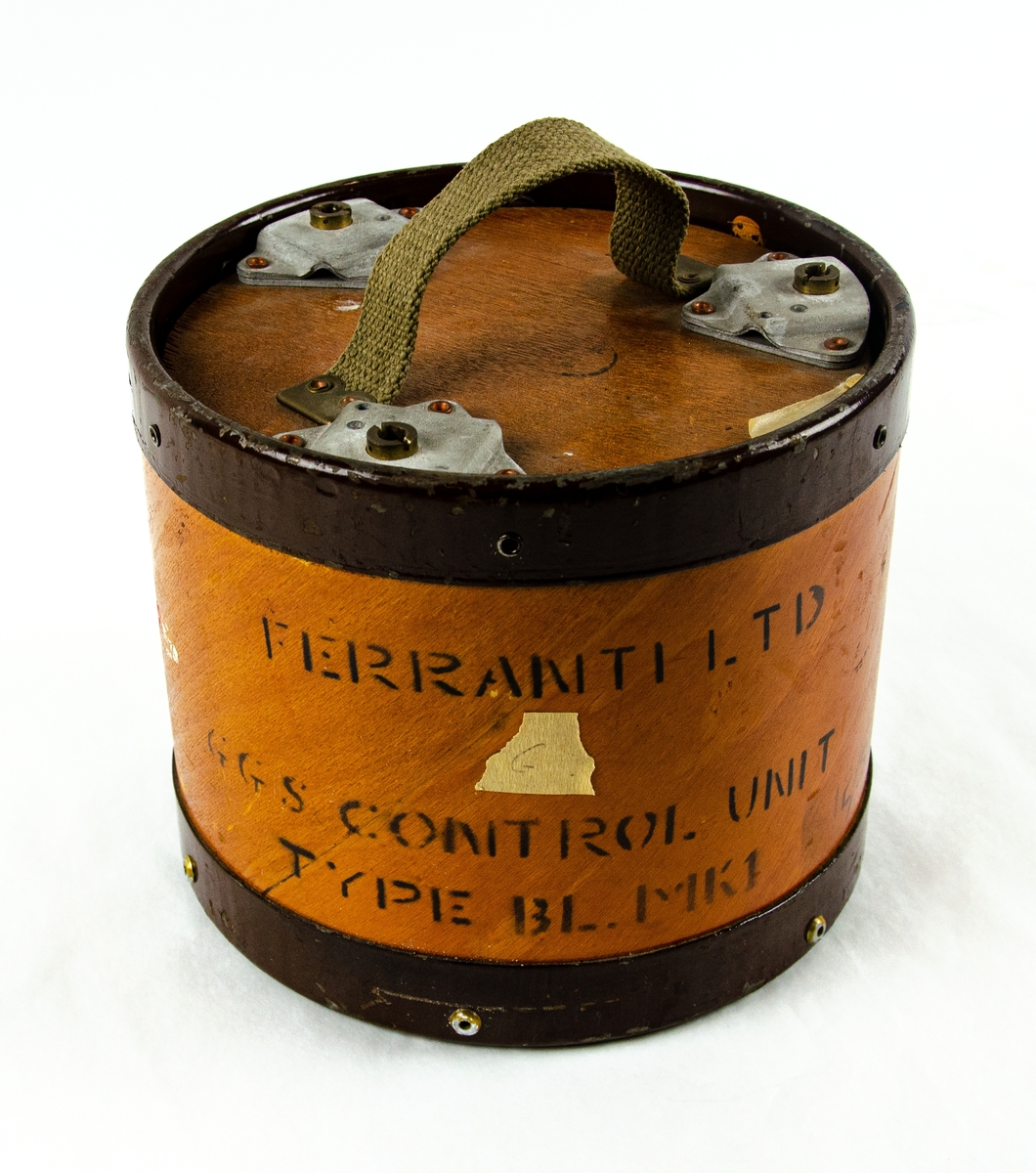 Bankorrektör, "CONTROL UNIT TYPE 8 B.L. MK1. FERRANTI LTD", är märkt på föremålet. Svart rektangulär låda av plåt med ett kontaktuttag. Förvarad i en rundad originallåda av trä med förpackningsmaterial av Ferranti LTD.