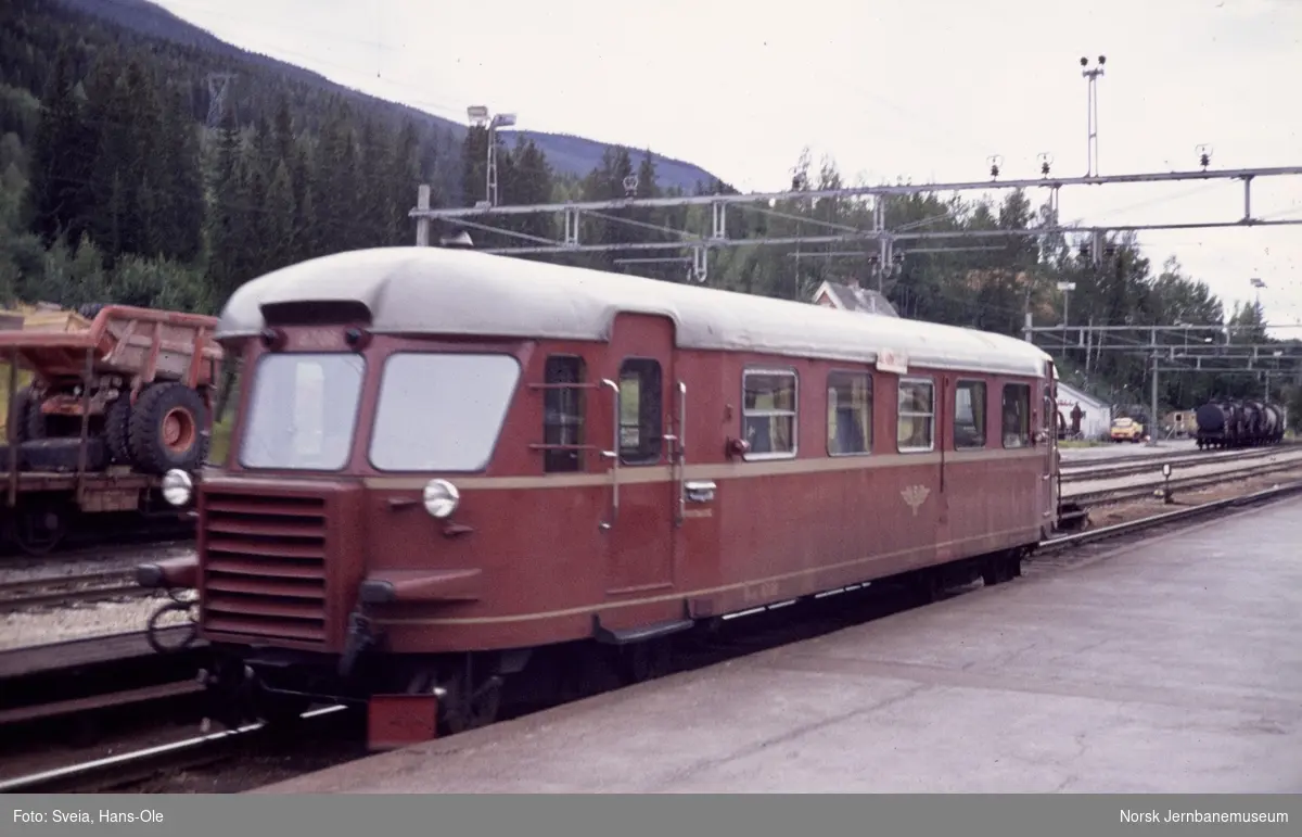 Dieselmotorvogn BM 87 06 med lokaltoget "Vøgne", tog 1823, fra Hønefoss til Ål på Gol stasjon