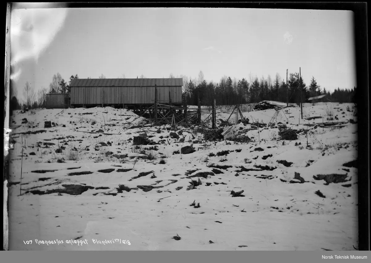 Betongblanderi til Rånåsfoss kraftverk fotografert i forbindelse med utbyggingen av Raanaasfossen 1918-1930