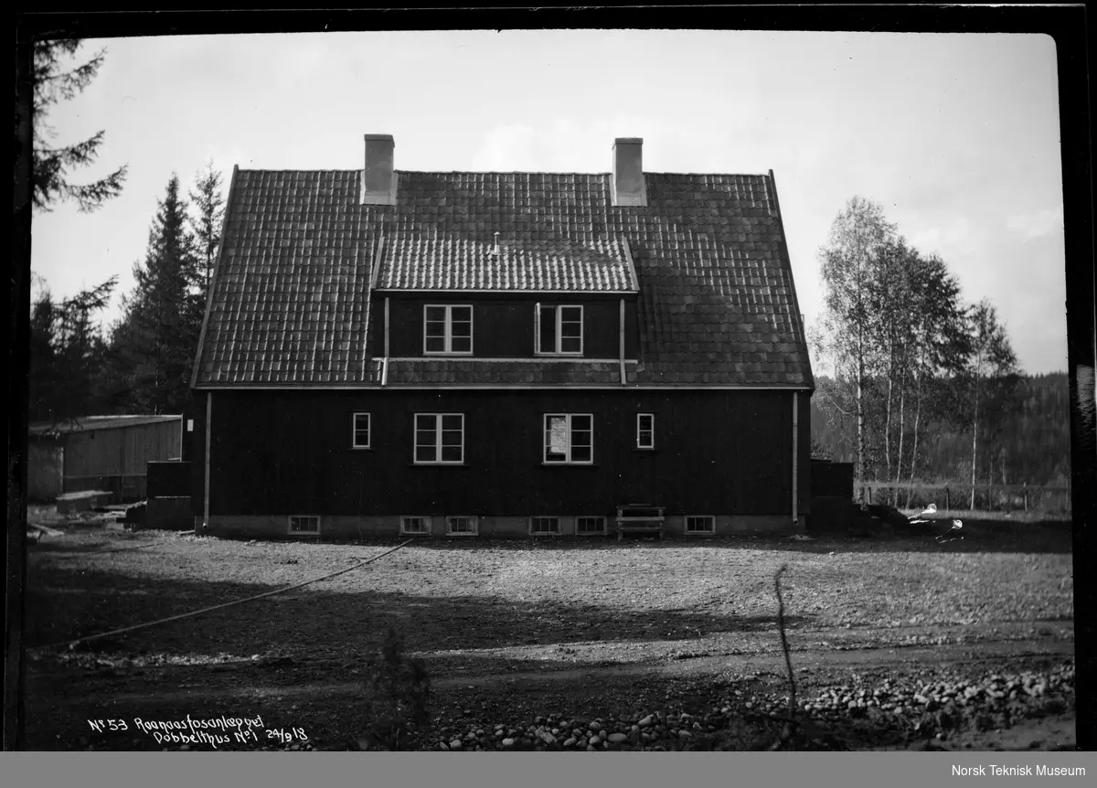 Tomannsbolig No 1 fotografert i forbindelse med utbyggingen av Raanaasfossen 1918-1930