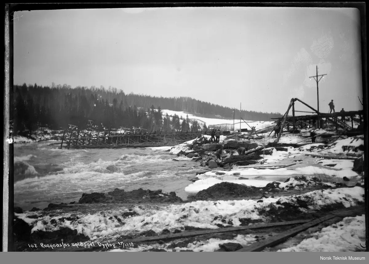 Dypløpet til vanninntaket til Rånåsfoss kraftverk fotografert i forbindelse med utbyggingen av Raanaasfossen 1918-1930