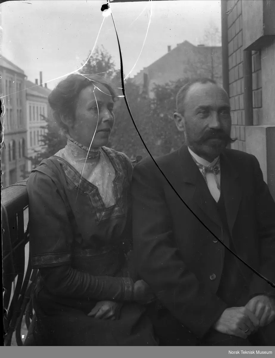 Ægidius Elling og konen Olga Helena Elling fotografert på balkongen