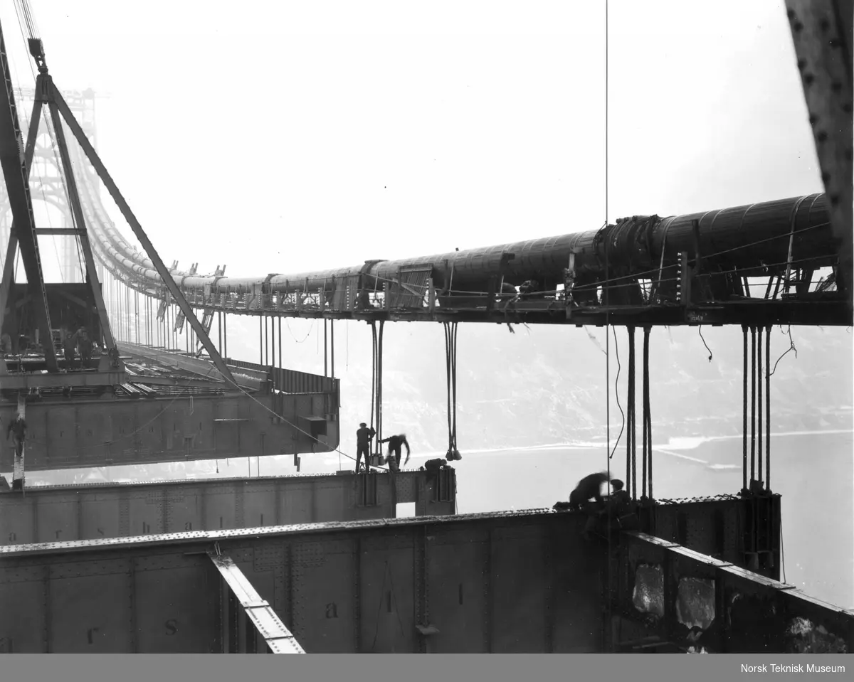 Byggingen av George Washington Bridge over Hudson River mellom øvre Manhattan (West 178th Street) og Fort Lee, New Jersey i New York. Broen er tegnet av Othmar H. Ammann. Byggestart 27. september 1927 og åpnet for trafikk 25. oktober 1931. Broen hadde opprinnelig seks kjørebaner og brospennet er på 1067 meter
