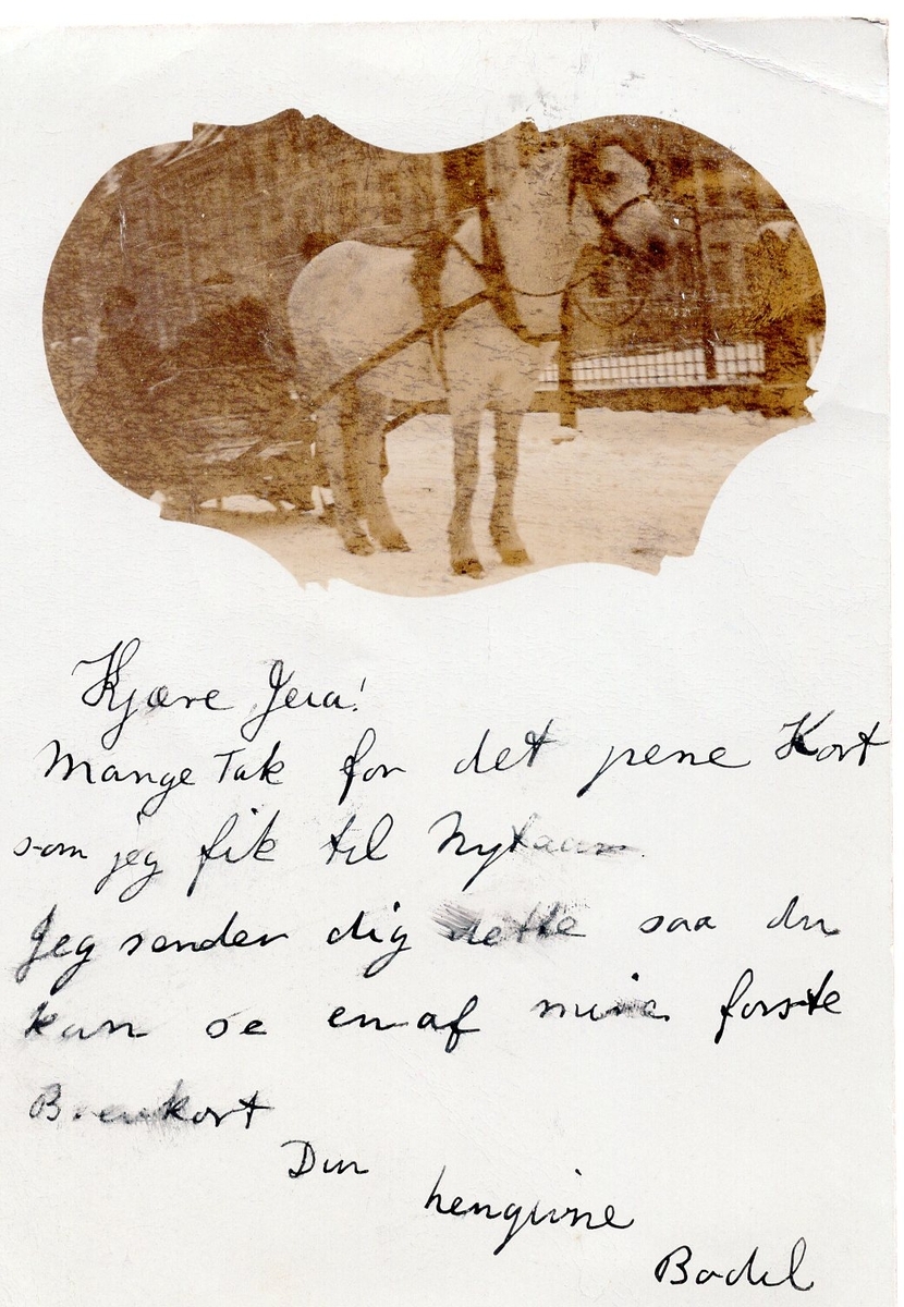 Postkort til Jeia Homann fra Bodil Homann med hest og slede i bygater.