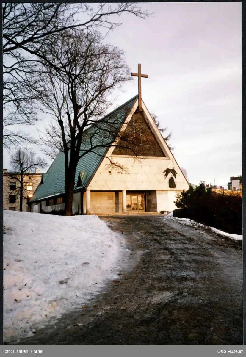 Torshov kirke, oppkjørsel, snø
