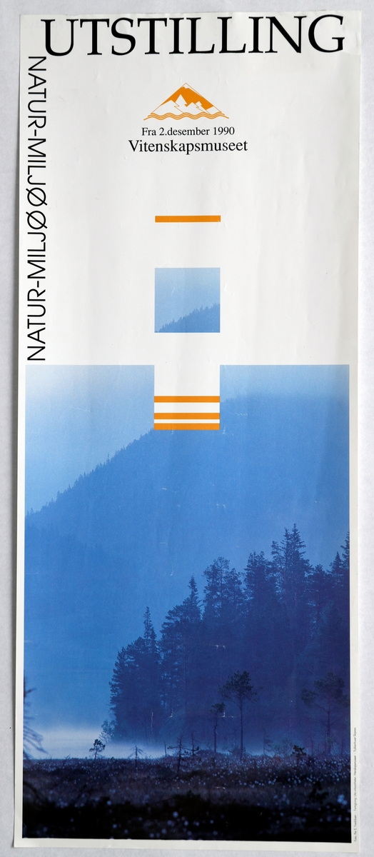En reklameplakat laget i forbindelse med utstillingen Natur-Miljø ved Videnskapsmuseet i desember 1990. Den er lang og smal, og den er trykket på glanset papir. Motivet på plakaten er et fotografi av myr-/skogslandskap i blåtoner.