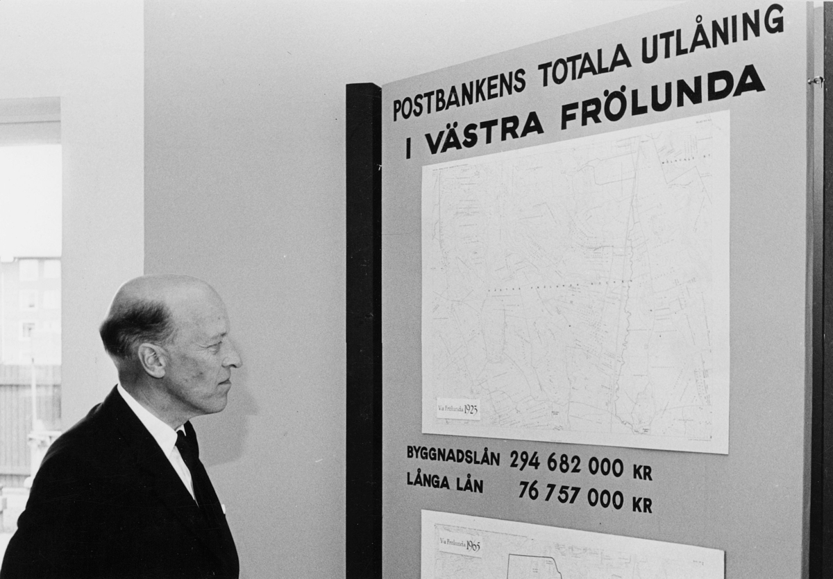 I samband med invigningen av nya postkontoret i Västra Frölunda,
gavs exempel på Postbankens utlåningsverksamhet. Bankdirektör Harald
Barnholdt, Postbankens Finansavdelning, studerar skärmarna.