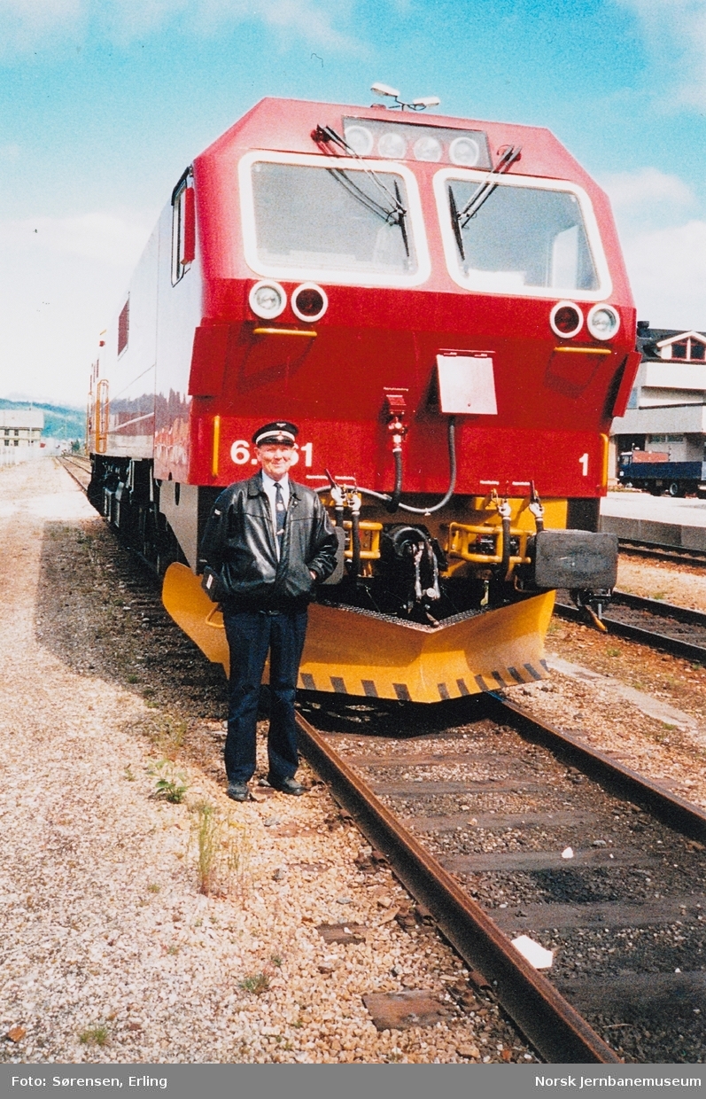 Lokomotivfører Erling Sørensen foran diesellokomotiv Di 6 nr. 661 på Mo i Rana stasjon