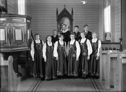 Konfirmantar i Vistdal kyrkje 1953. .Året etter hadde alle k