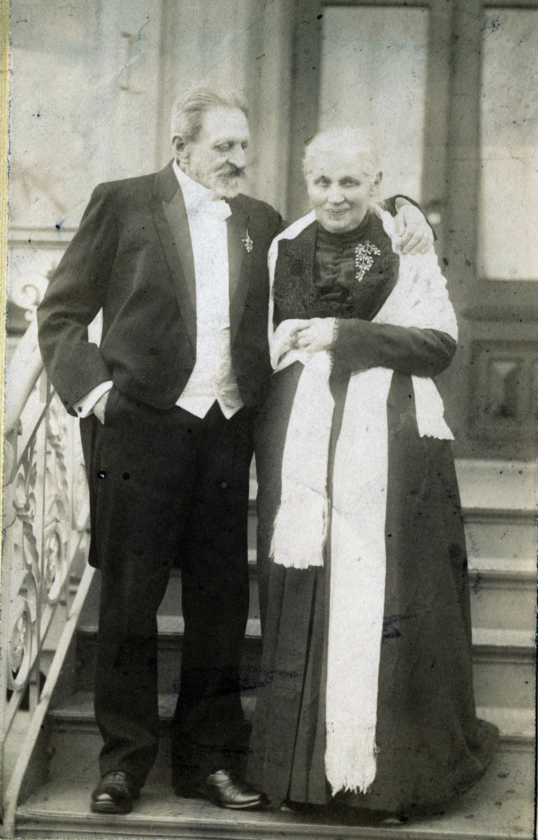 T.N.Mykleby /Tollef Nilsen Mykleby/ (23. 6. 1844-20. 12. 1918) og hustru Ingeborg Torgalsdatter Mykleby (15. 10. 1845-6. 3. 1931).
Gullbryllup juni 1915 (1865-1915).