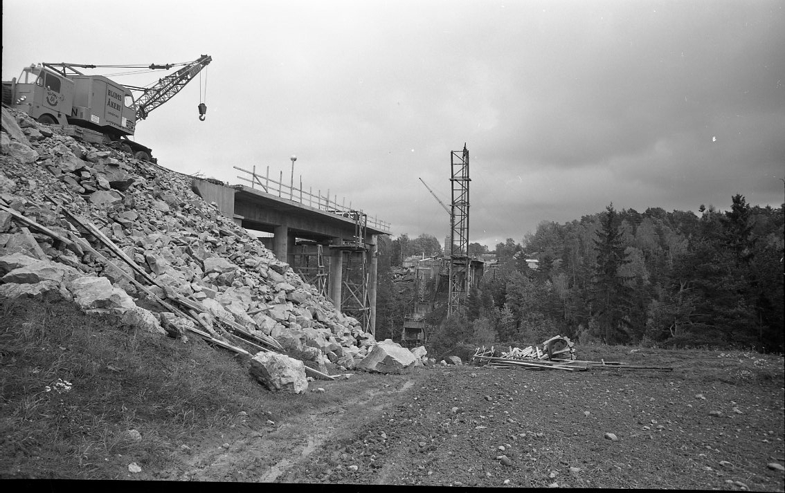 En motorvägsbro under uppförande över Röttleravinen söder om Gränna. En kranbil till vänster.