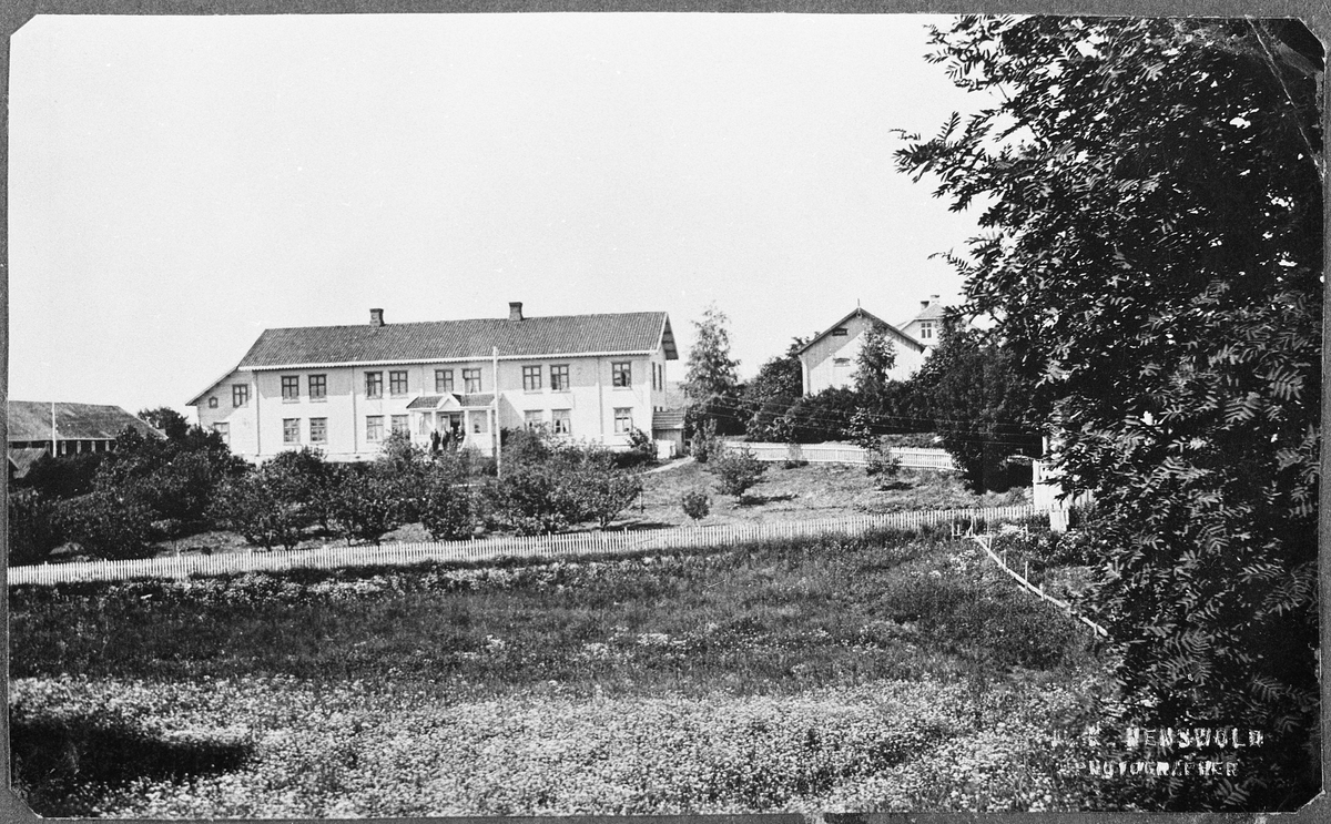 Postkort av gården Seierstad ved Lena sett fra sørøst. - Mjøsmuseet ...