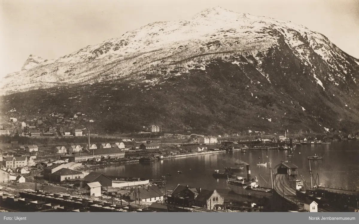 Malmkaien i Narvik. I bakgrunnen NSBs administrasjonsbygning