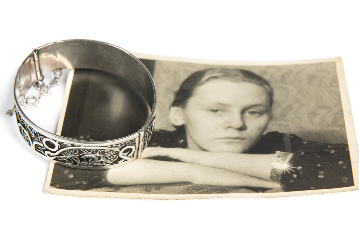 Silverarmband samt ett fotografi som togs med av 24-åriga Valentina Dabre på flykt från Riga, Lettland till Sverige i oktober 1944.