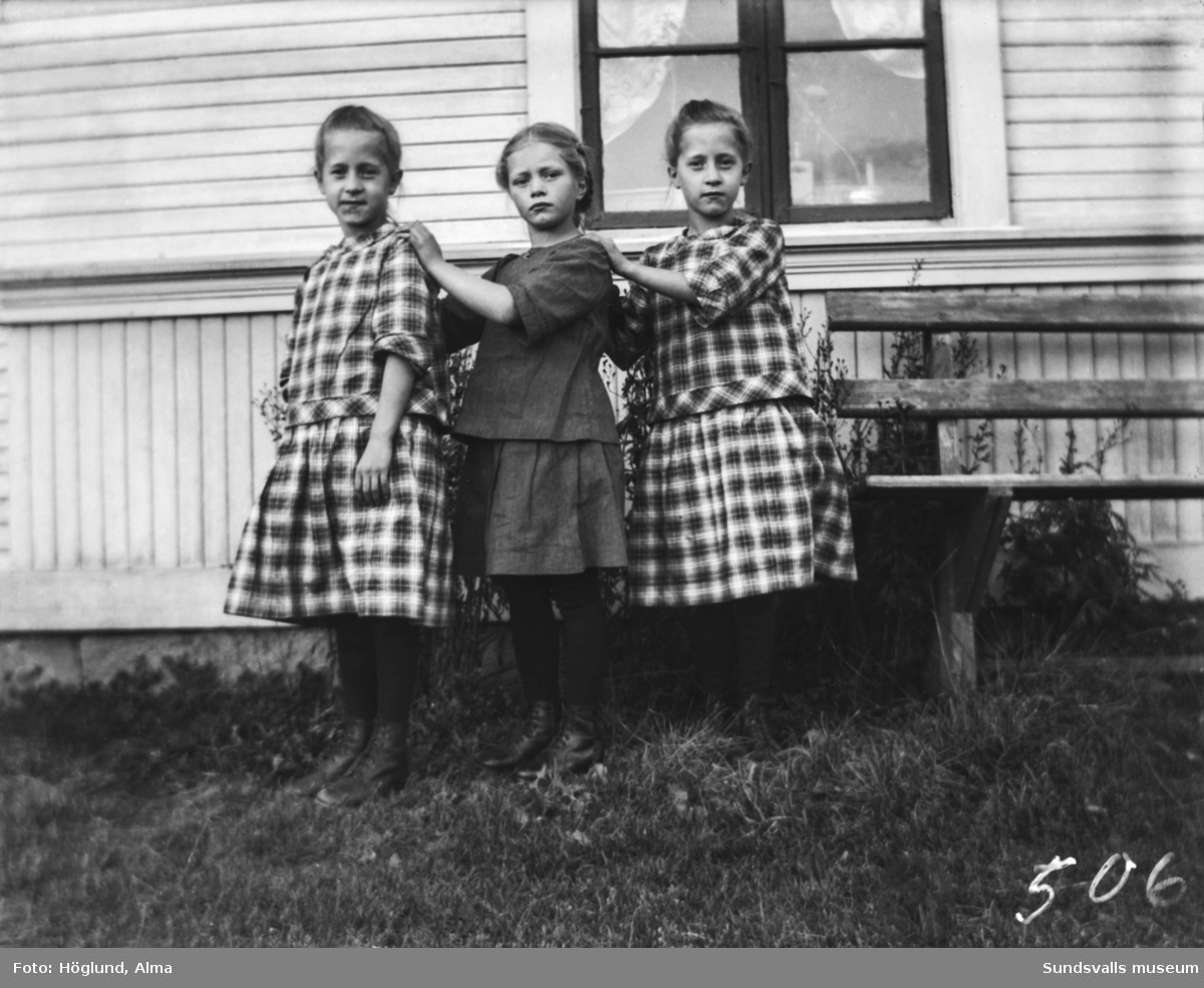 Fotografens tvillingdöttrar Ingrid och Irma Höglund, mellan dem en oidentifierad flicka.